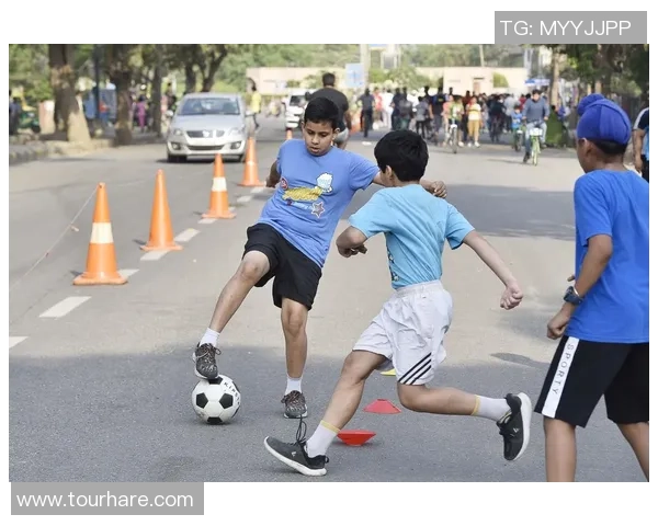 足球巨星惊现街头 引发市民热议与疯狂围观
